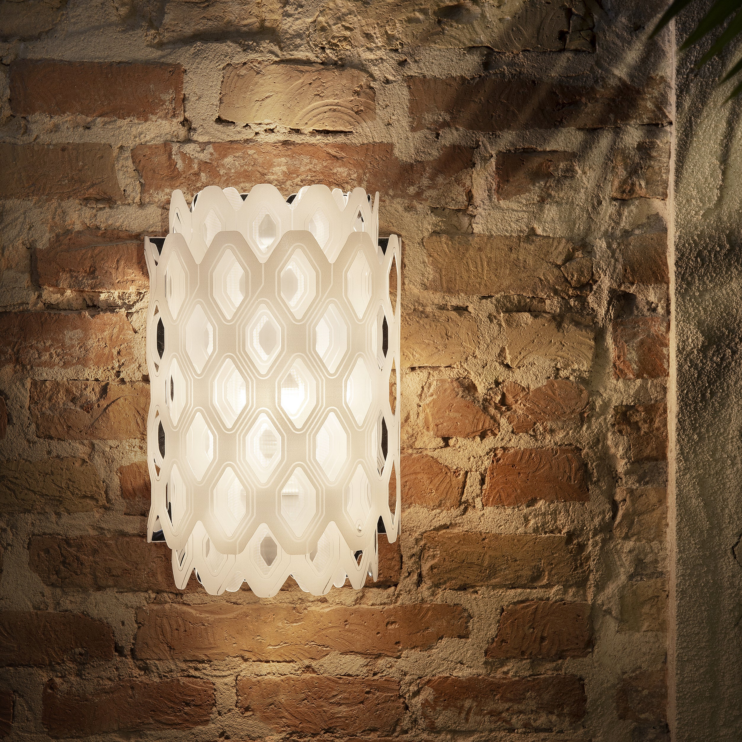 картинка Уличные настенные светильники Бра SLAMP Charlotte outdoor CHRWM00LGR000LDOUDEU
