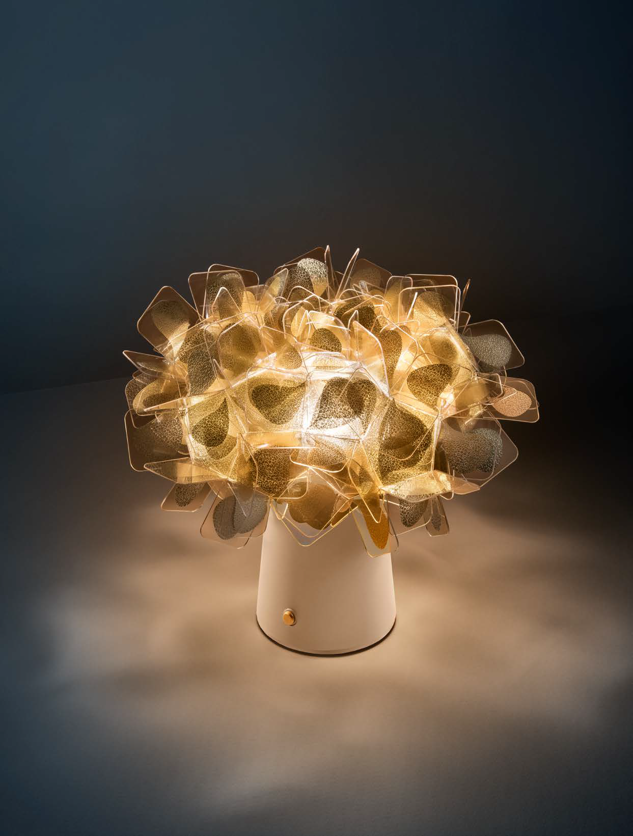 картинка Светодиодные настольные лампы Настольная лампа SLAMP Clizia CLIT000GNM000BDWHBEU